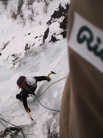 foto di alpinisit che affrontano una cascata di ghiaccio in Valle d'Aosta