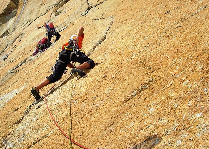 allievo arrampica una via lunga a più tiri di corda