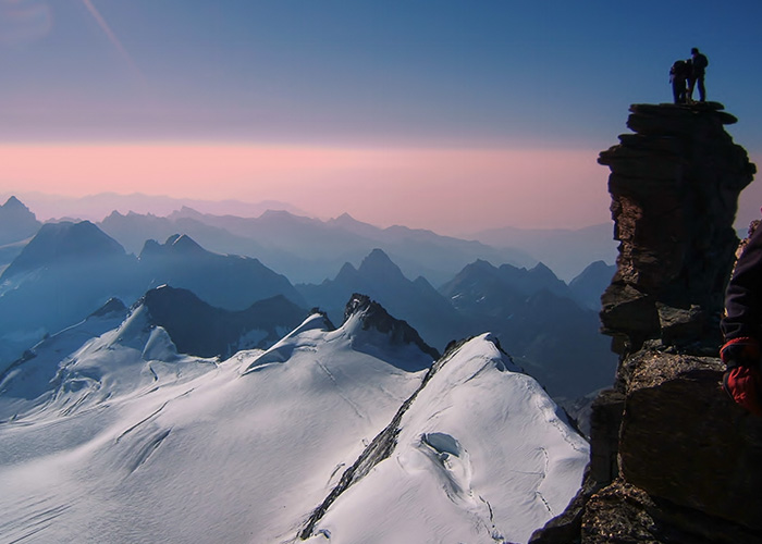 foto di un gruppo di alpinisti in vetta al Gran Paradiso