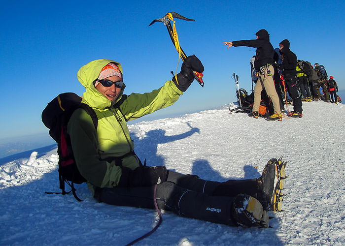 foto di alpinista con picozza in vetta al Monte Bianco in Valle d'Aosta foto di alpinista con picozza in vetta al Monte Bianco in Valle d'Aosta