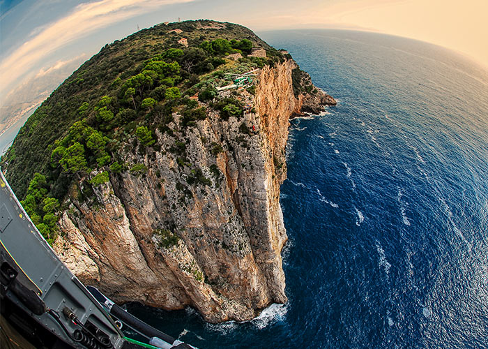 foto vista mare e vista montagna spaccata