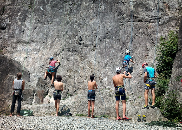 allievi in allenamento in falesia a La Thuile