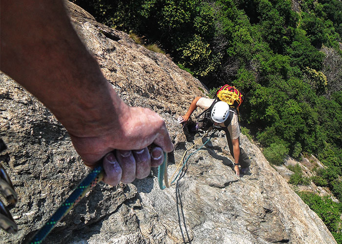 climber in parete su una via lunga a più tiri