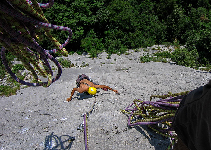 progressione della salita di un climber in parete