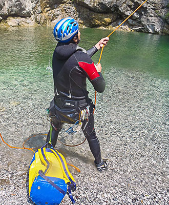 maestro di Canyoning nella pozza d'acqua