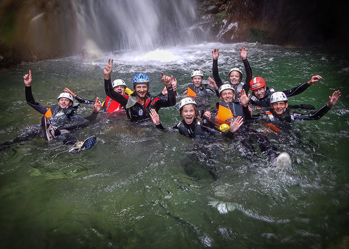 torrentismo canyoning guida alpina con clienti a bagno nel torrente