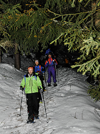 gruppo con racchette da neve verso il rifugio per la cena