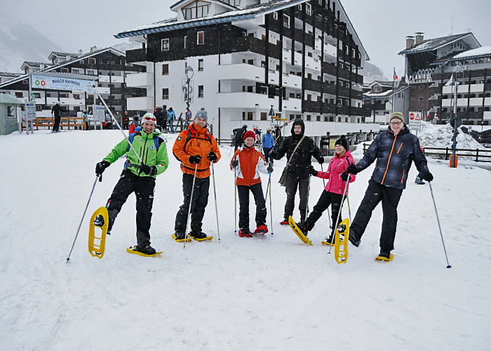 partenza della ciaspolata a La Thuile con la guida escursionistica e le racchette da neve