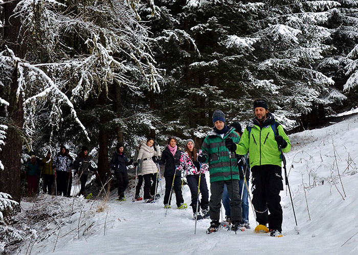 partenza della ciaspolata a La Thuile con la guida escursionistica e le racchette da neve