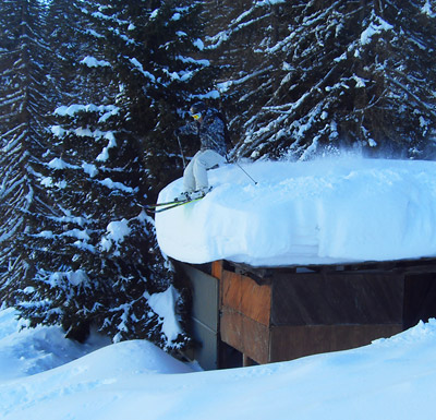salto dal tetto a La Thuile foto di un ragazzo che salta dal tetto di un fabbricato nel bosco a La Thuile