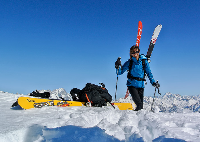 foto con sciatrice in fuoripista sui monti della Valle d'Aosta