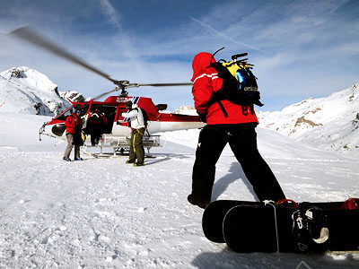 Sciatori e elicottero per heliskiing