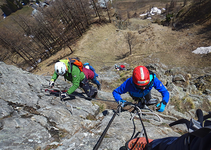 allieva in corda lungo la Via Ferrata Casimiro