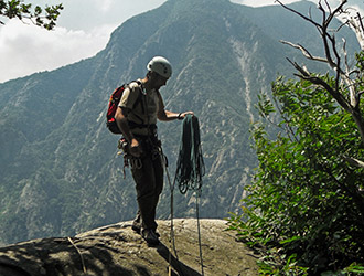 arrampicata-con-la-corda-in-cima-al-monte