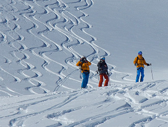 freeride-gruppo-disegna-tracce-nella-neve