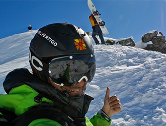 freeride-sciatori-in-punta-alla-montagna