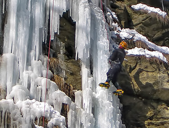 ghiaccio-allievo-arrampica-su-cascata-di-ghiaccio