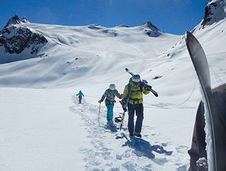 heliski-gruppo-sale-in-punta-al-monte