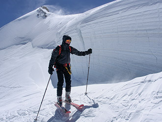 scialpinismo-con-gli-sci-sulla-cima