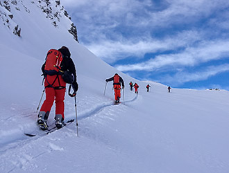 scialpinismo-gruppo-sale-con-gli-sci