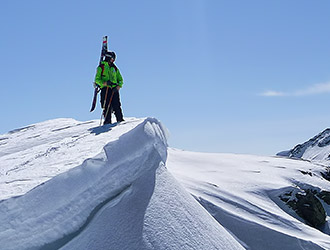 scialpinismo-guida-in-punta-alla-montagna