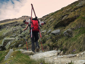 scialpinismo-sul-sentiero-sci-nello-zaino