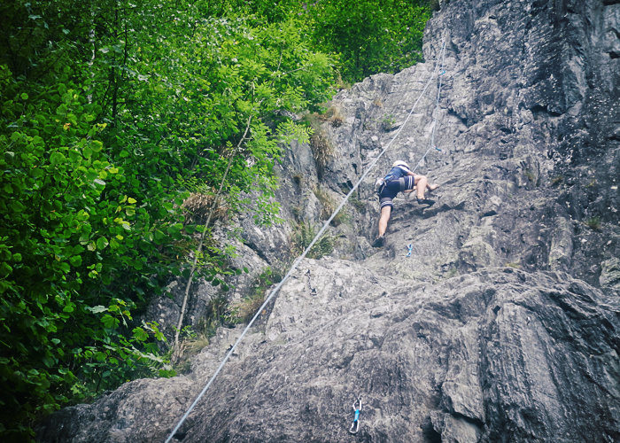 falesia con ragazzo che arrampica arrampicata in falesia