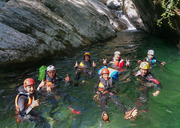 gruppo a bagno nella piscina naturale del torrente