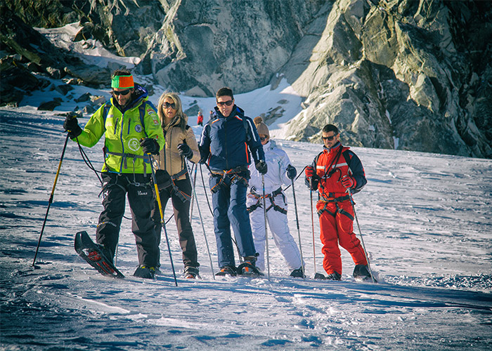 passeggiata con le ciaspole/racchette da neve sul ghiacciaio del Monte Bianco