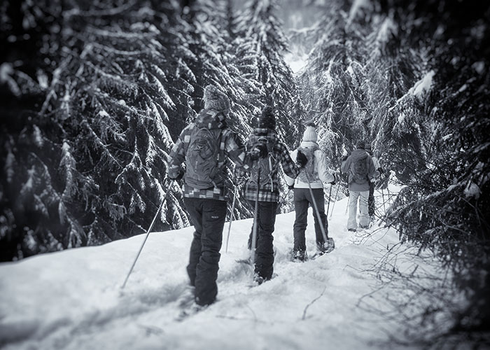 passeggiata con le ciaspole sulla neve a La Thuile vacanze invernali