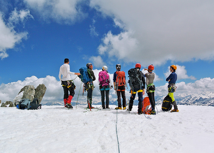 ragazzi in cordata sul ghiacciaio del Monte Bianco