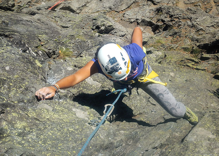 allieva in arrampicata su falesia naturale