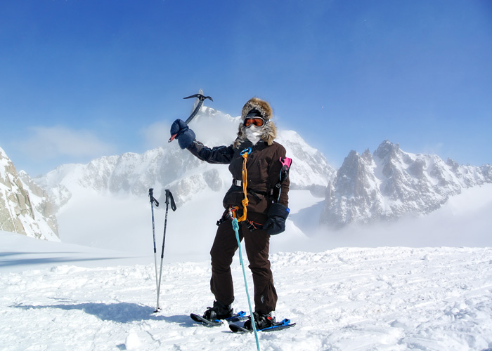 passeggiata con le ciaspole/racchette da neve sul ghiacciaio del Monte Bianco