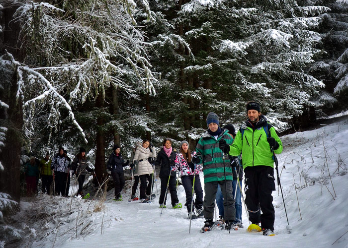 passeggiata con le ciaspole di gruppo a La Thuile vacanze invernali