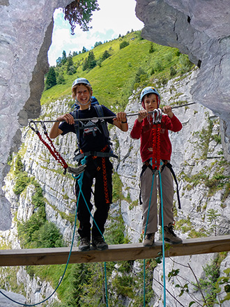 allievi in corda sulla via ferrata