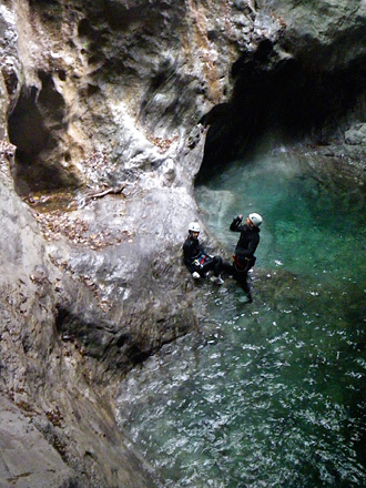 guida in attesa nella forra del rio palvico