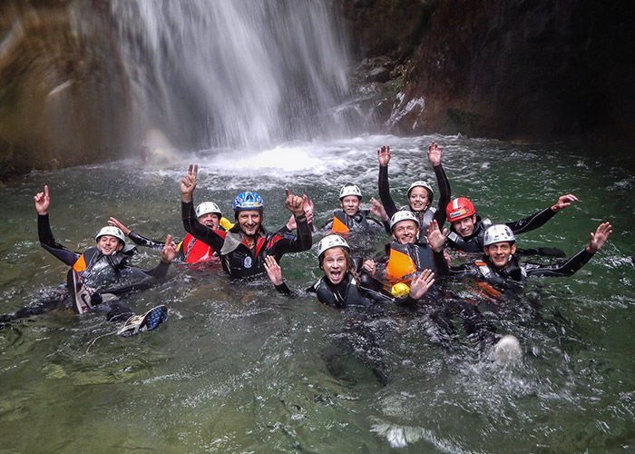 canyoning vacanze estate gruppo di clienti con guida alpina