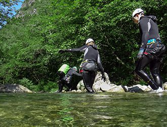 canyoning-gruppo-cammina-nel-torrente