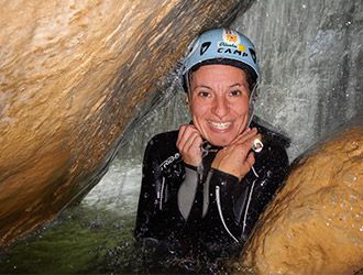 canyoning-signora-passaggio-nell-acqua